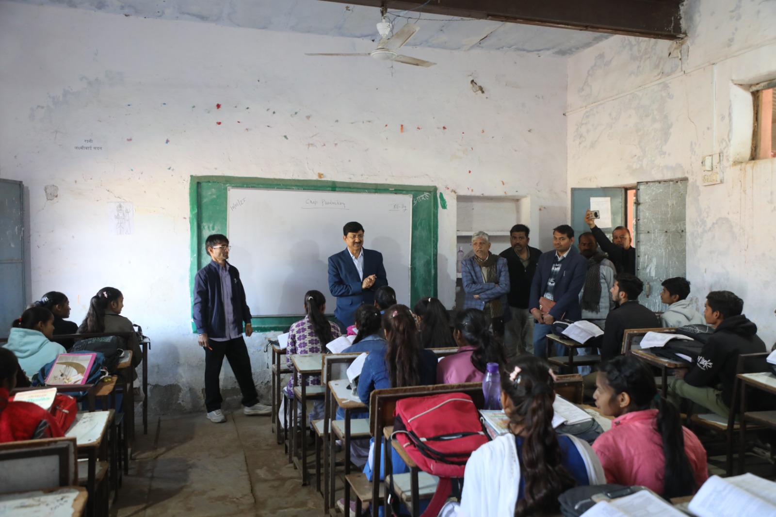 स्कूल में विद्यार्थियों से रूबरू होते जिलाधीश। स्कूल में विद्यार्थियों से रूबरू होते जिलाधीश।