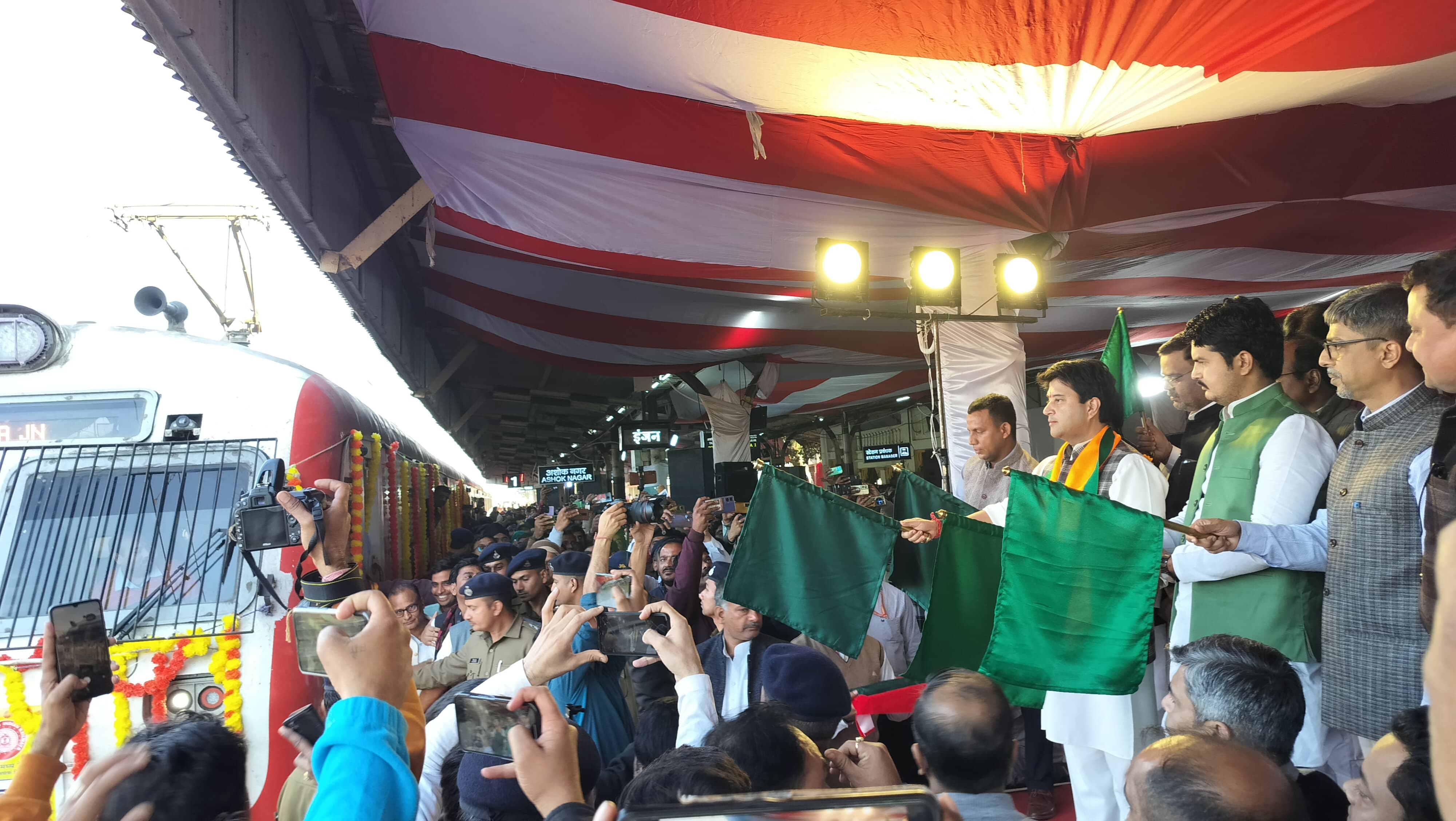 अशोकनगर: बीना-गुना मेमो रुठियाई तक बढऩे के साथ 13 टे्रनों के हुए ठहराव अशोकनगर: बीना-गुना मेमो रुठियाई तक बढऩे के साथ 13 टे्रनों के हुए ठहराव