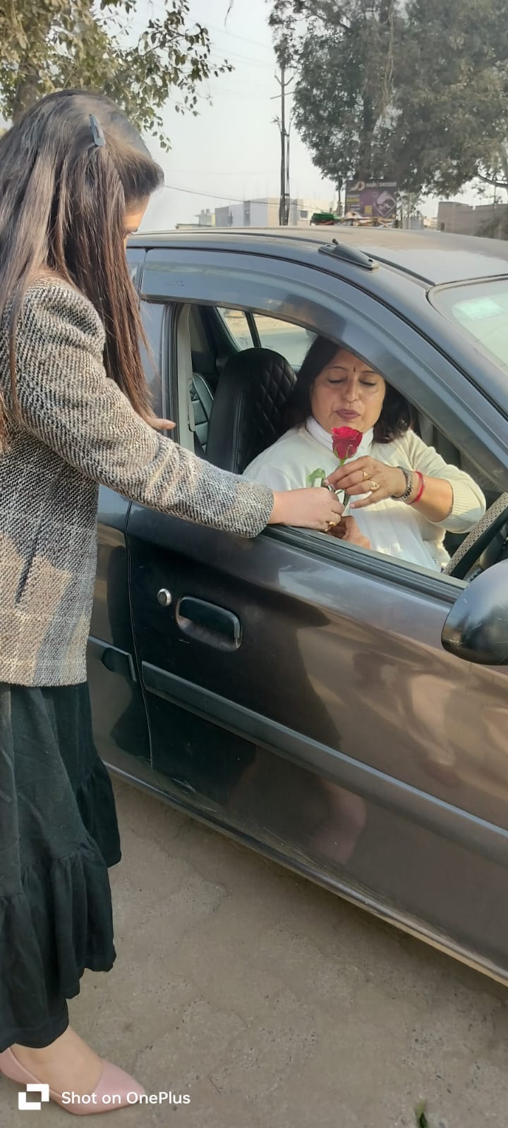 चालकों को फूल देते अधिकारी चालकों को फूल देते अधिकारी