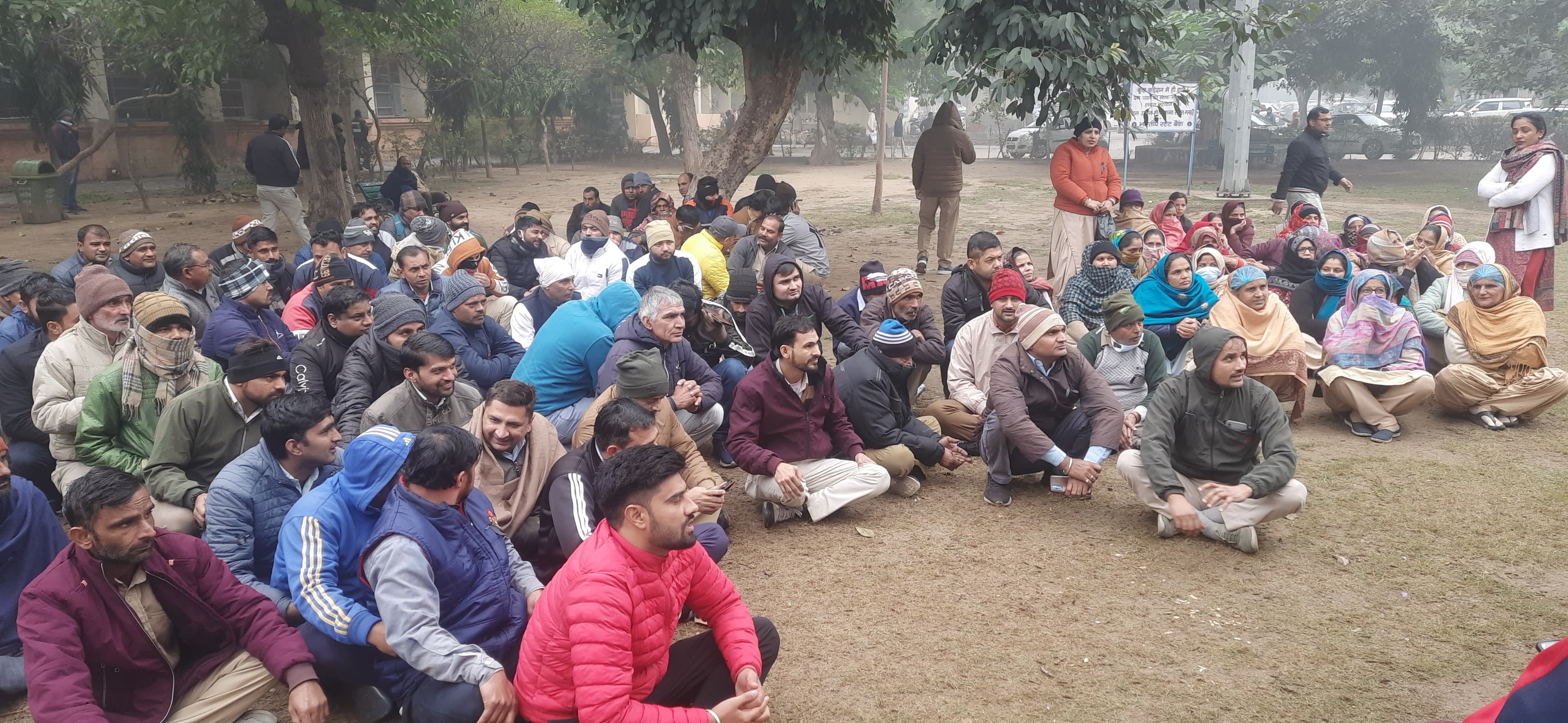 फोटो कैप्शन 10आरटीके1 : नगर निगम के बाहर अपनी मांगों को लेकर क्रमिक भूख हड़ताल पर बैठे कर्मचारी फोटो कैप्शन 10आरटीके1 : नगर निगम के बाहर अपनी मांगों को लेकर क्रमिक भूख हड़ताल पर बैठे कर्मचारी