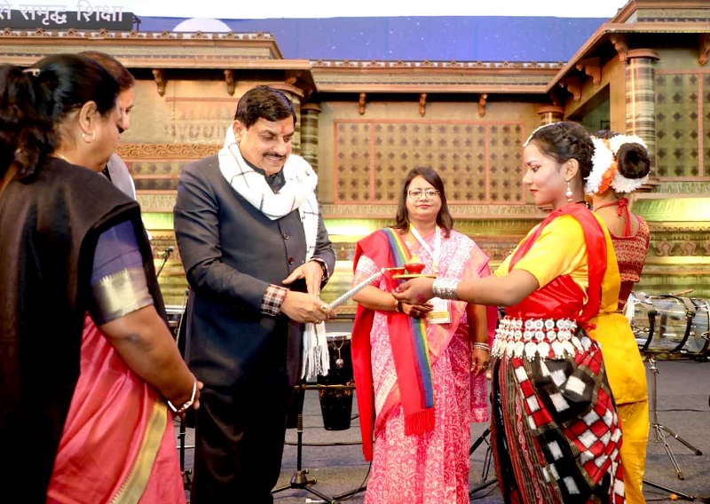 मुख्यमंत्री ने अनुगूंज में शामिल होकर विद्यार्थियों का बढ़ाया हौसला मुख्यमंत्री ने अनुगूंज में शामिल होकर विद्यार्थियों का बढ़ाया हौसला
