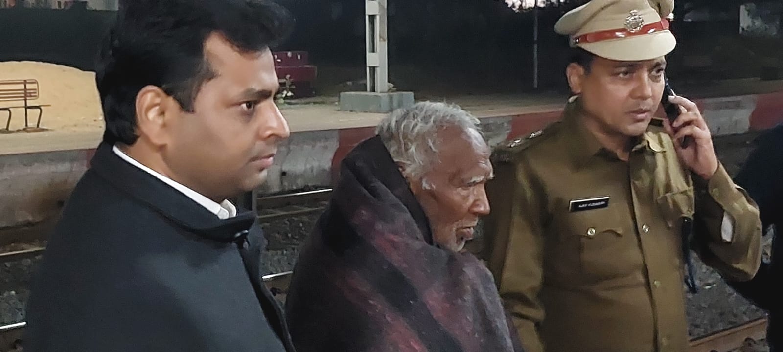कंबल वितरित करते अधिकारी कंबल वितरित करते अधिकारी