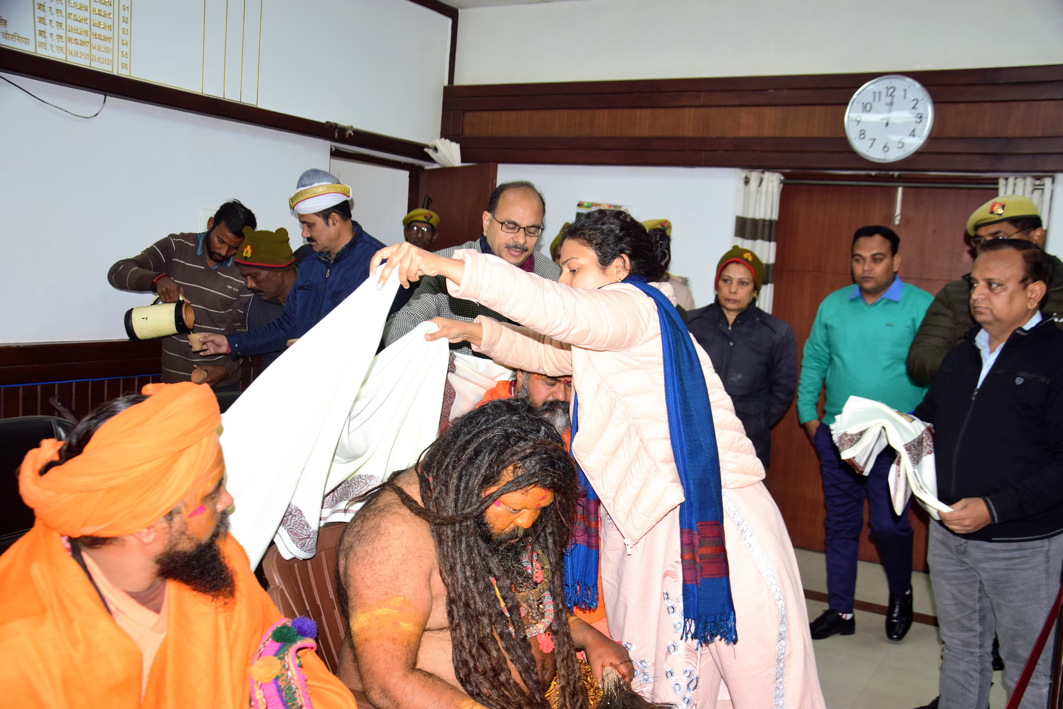 संतो को साल अर्पित करती डीएम दुर्गा शक्ति नागपाल संतो को साल अर्पित करती डीएम दुर्गा शक्ति नागपाल
