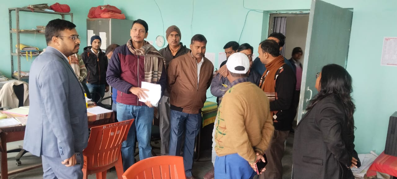 नशामुक्ती के लिए शपथ लेते लोग नशामुक्ती के लिए शपथ लेते लोग