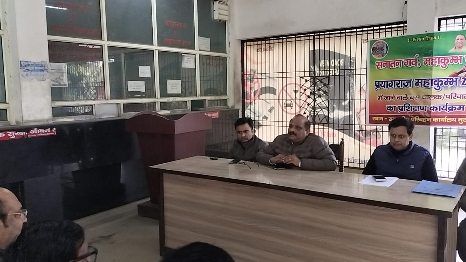 आरटीओ कार्यालय में निजी बस स्वामियों और ट्रांसपोर्टरों की हुई बैठक आरटीओ कार्यालय में निजी बस स्वामियों और ट्रांसपोर्टरों की हुई बैठक