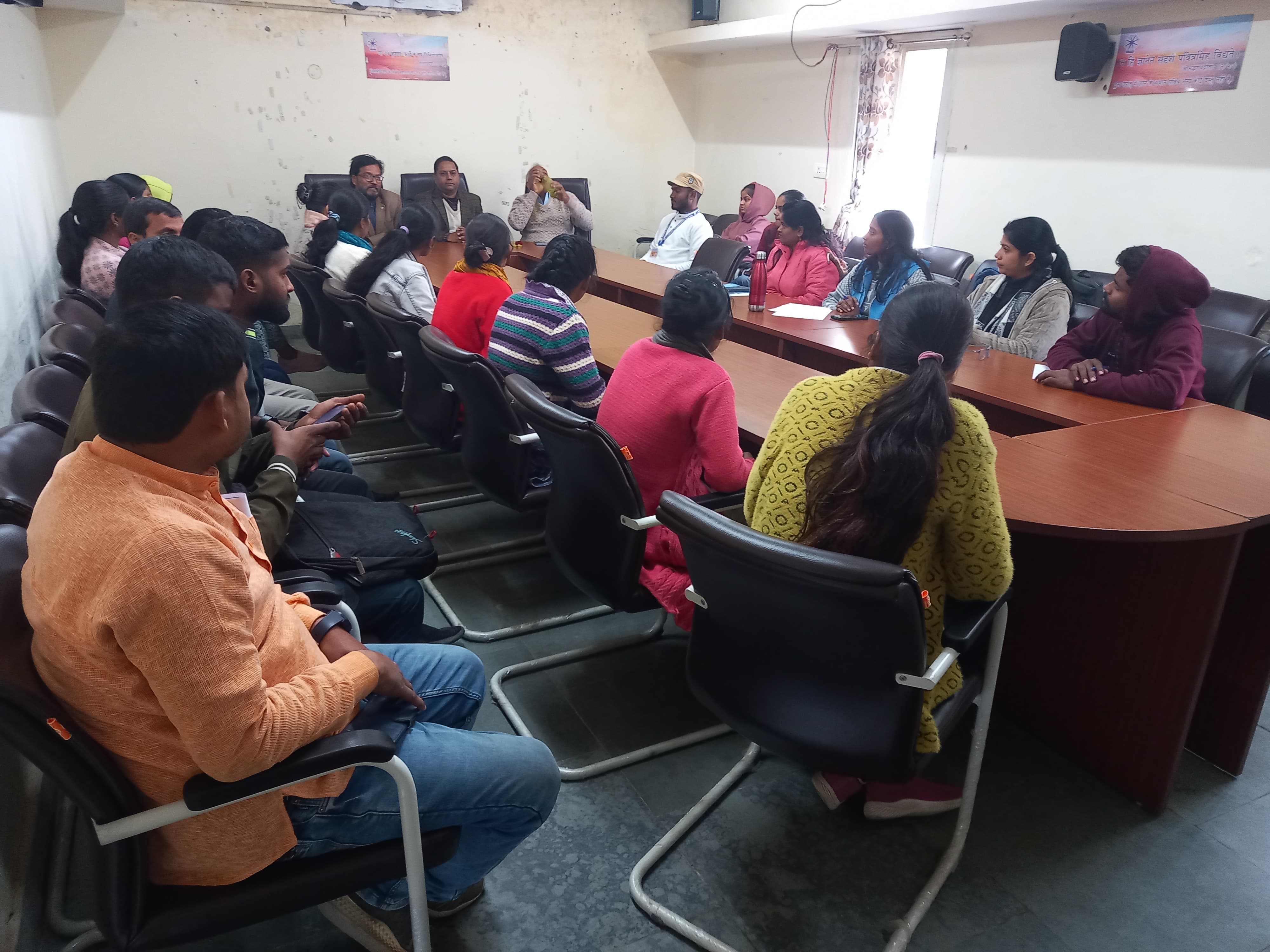 हिन्दी दिवस पर आयोजित संगोष्ठी मे भाग लेते केविवि के छात्र व शिक्षक हिन्दी दिवस पर आयोजित संगोष्ठी मे भाग लेते केविवि के छात्र व शिक्षक