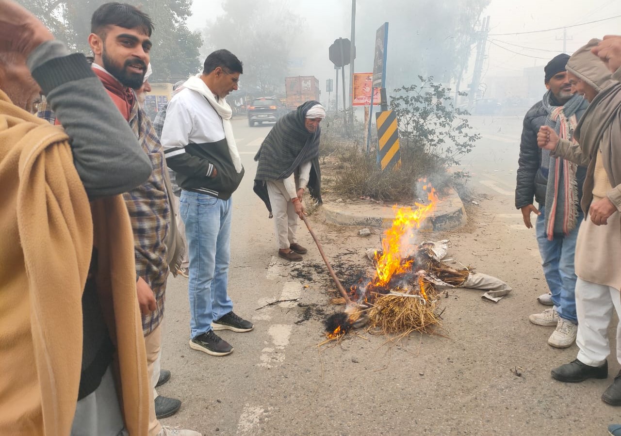 सरकार का पुतला फूंकते हुए भारतीय किसान यूनियन के कार्यकर्ता सरकार का पुतला फूंकते हुए भारतीय किसान यूनियन के कार्यकर्ता