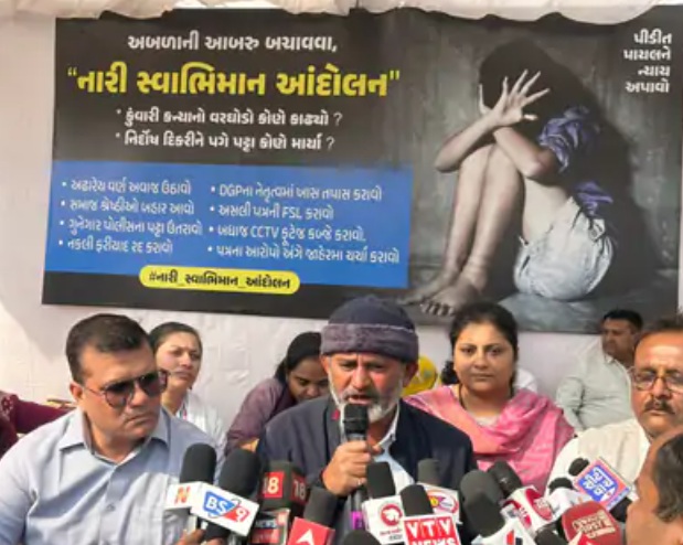 अमरेली में धरना पर बैठे कांग्रेस नेता परेश धानाणी शुक्रवार को संवाददाताओं से बात करते हुए। अमरेली में धरना पर बैठे कांग्रेस नेता परेश धानाणी शुक्रवार को संवाददाताओं से बात करते हुए।