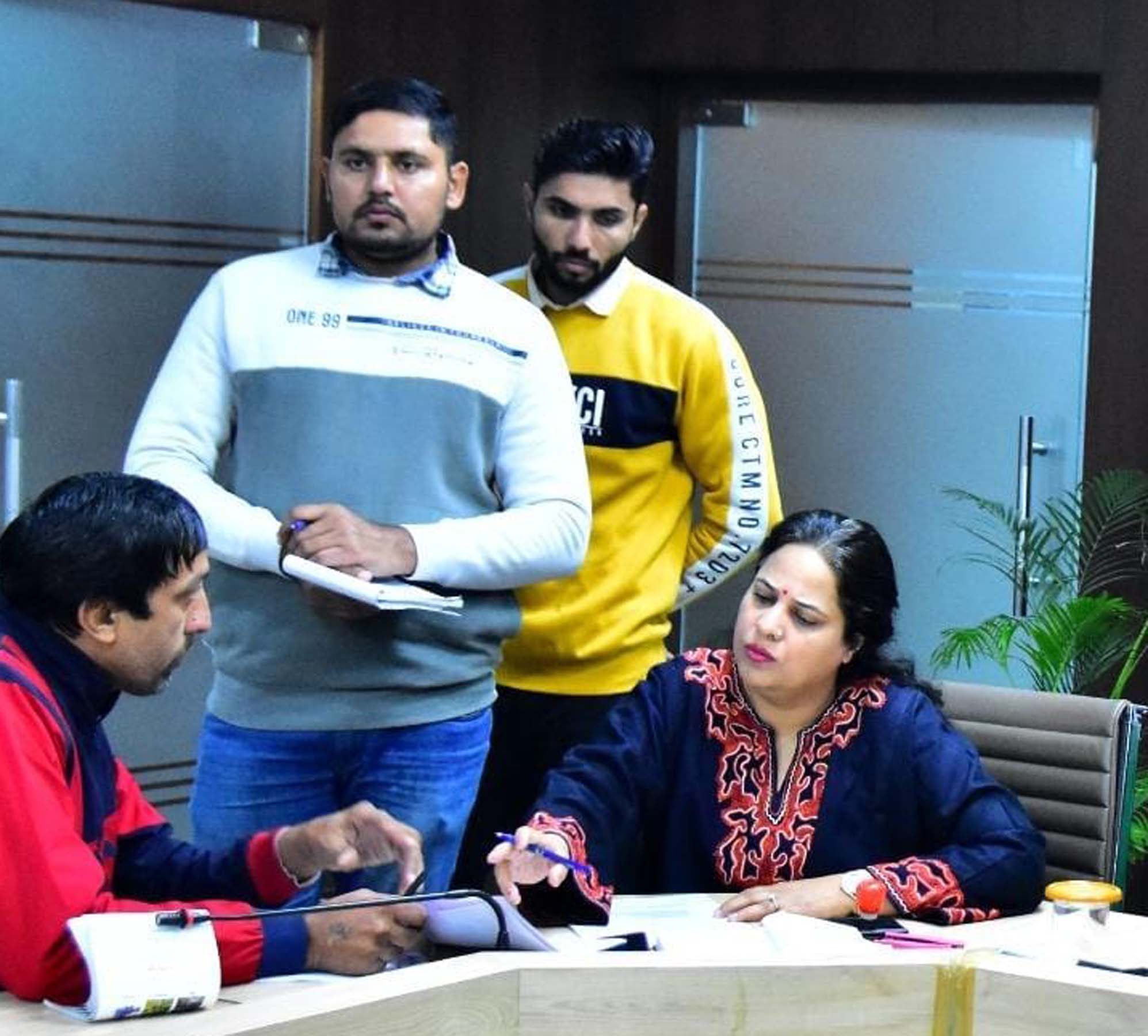 फोटो नंबर-04: गुरुग्राम में समाधान शिविर में शिकायतें सुनती तहसीलदार शिखा गर्ग। फोटो नंबर-04: गुरुग्राम में समाधान शिविर में शिकायतें सुनती तहसीलदार शिखा गर्ग।