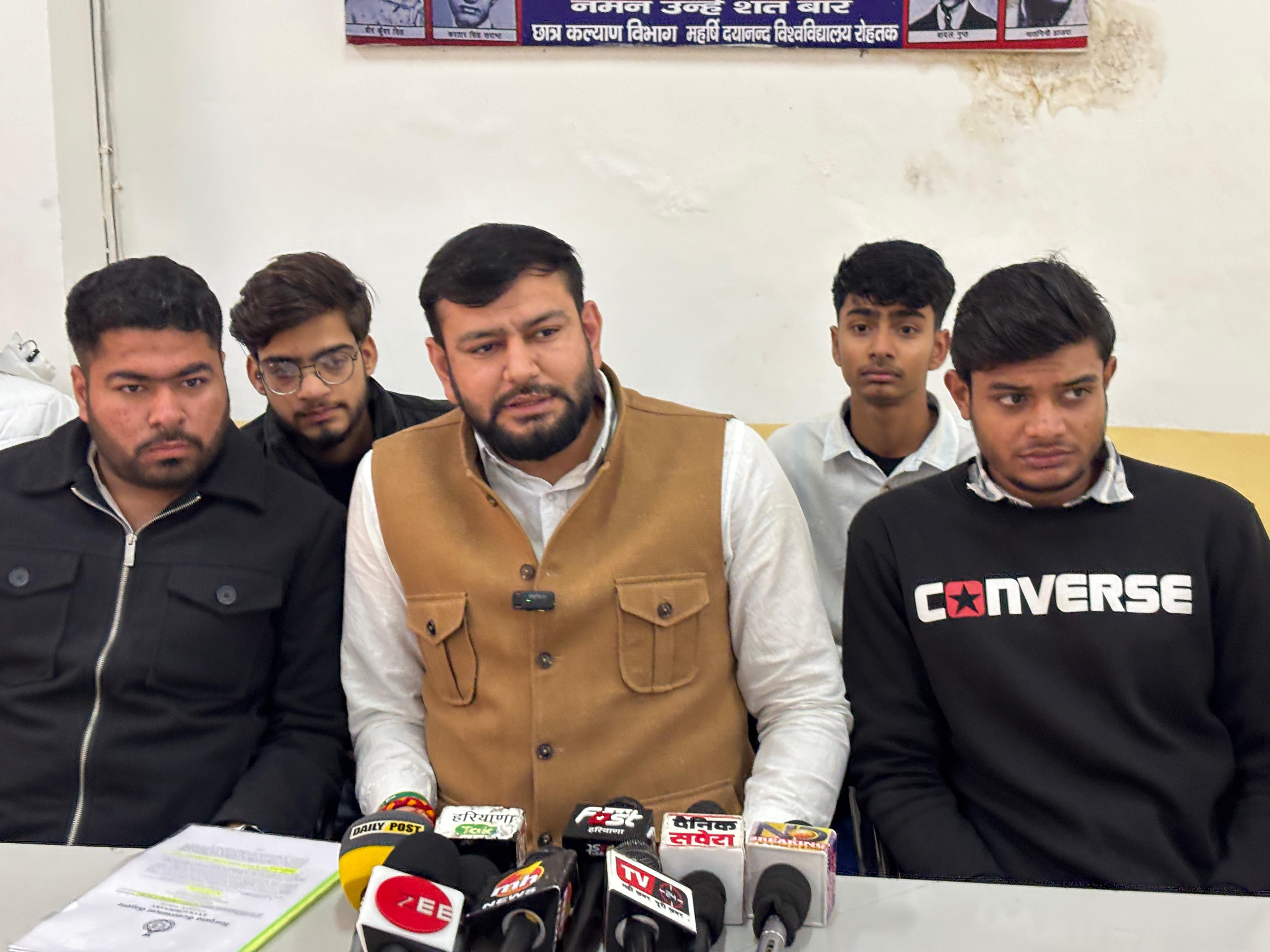 फोटो कैप्शन 10आरटीके2 : पत्रकारो से बातचीत करते इनसो छात्र संगठन के पदाधिकारी ------------- फोटो कैप्शन 10आरटीके2 : पत्रकारो से बातचीत करते इनसो छात्र संगठन के पदाधिकारी -------------