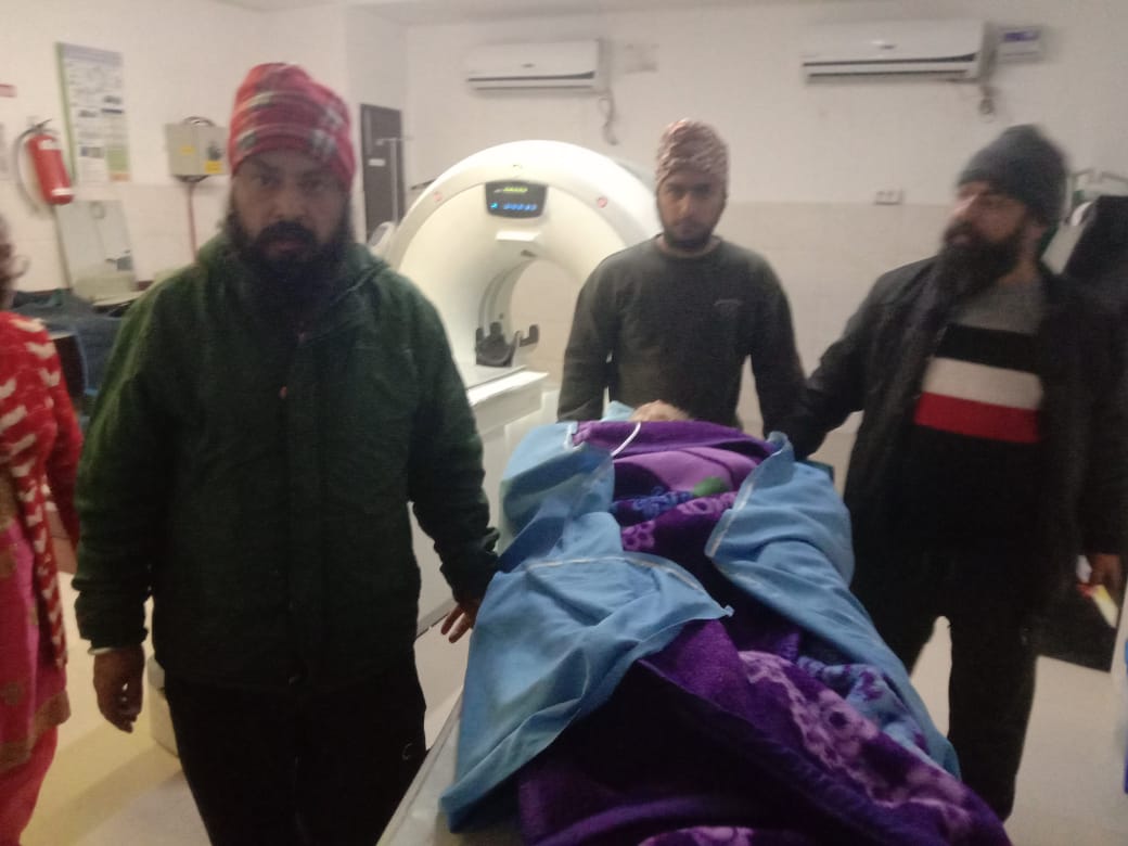 इलाज के लिए अस्पताल में ढाबा मालिक के परिजन इलाज के लिए अस्पताल में ढाबा मालिक के परिजन
