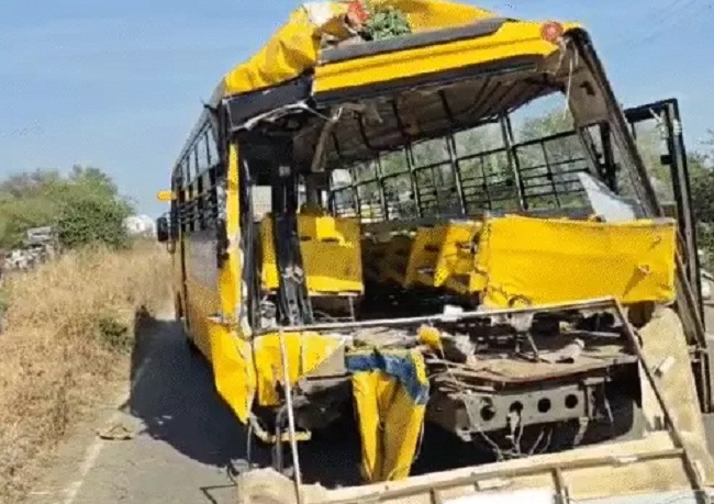 कॉलेज बस को ट्रक ने मारी टक्कर कॉलेज बस को ट्रक ने मारी टक्कर