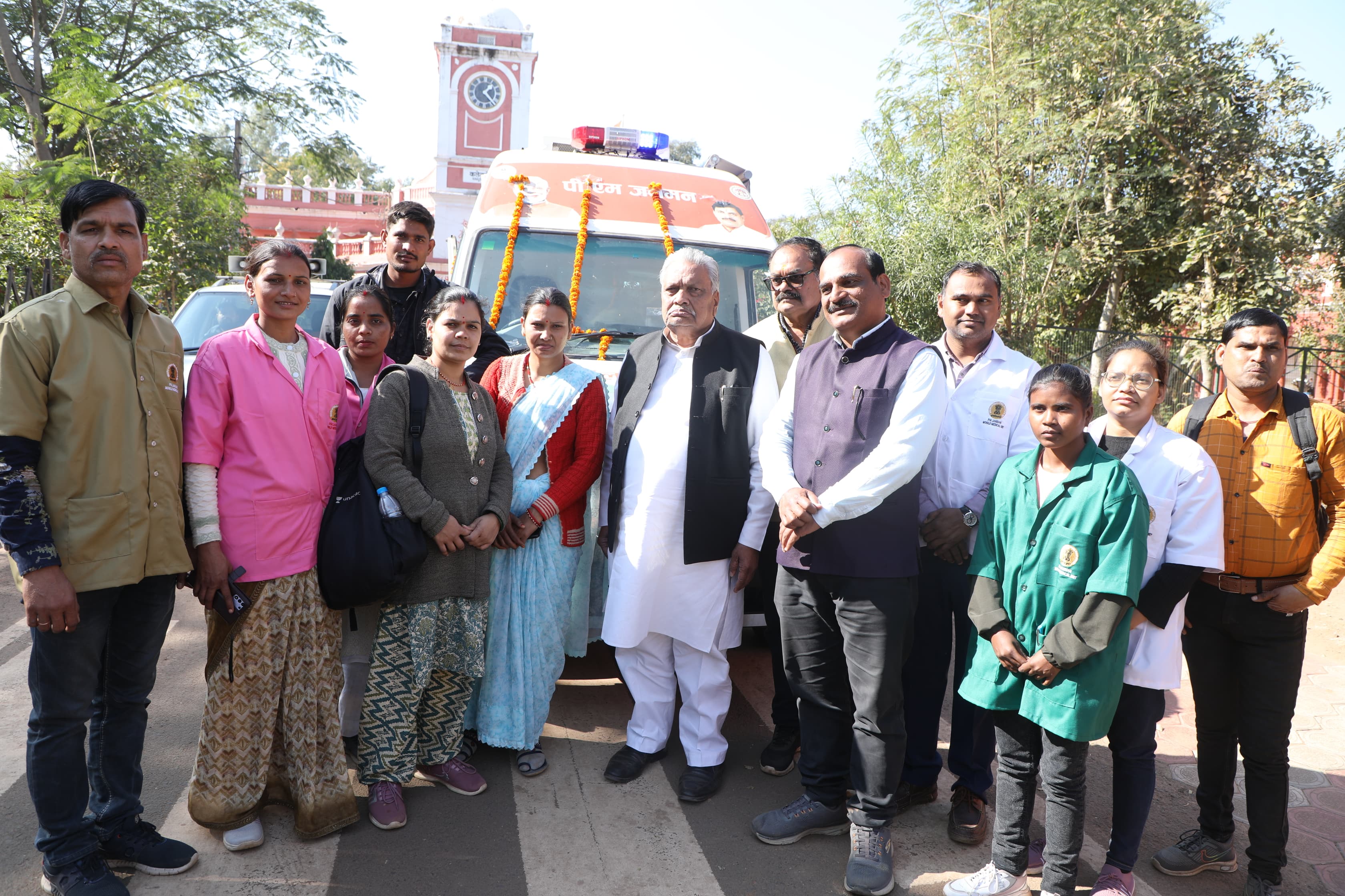विधायक ने मोबाइल मेडिकल यूनिट दो वाहनों को हरी झंडी दिखाकर किया रवाना विधायक ने मोबाइल मेडिकल यूनिट दो वाहनों को हरी झंडी दिखाकर किया रवाना