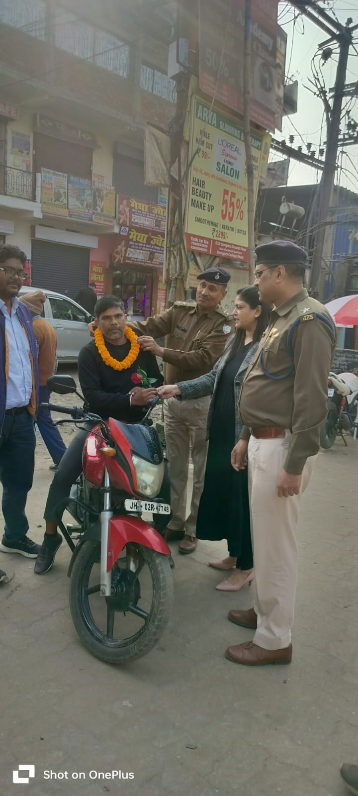 वाहन चालकों को माला पहनाते अधिकारी