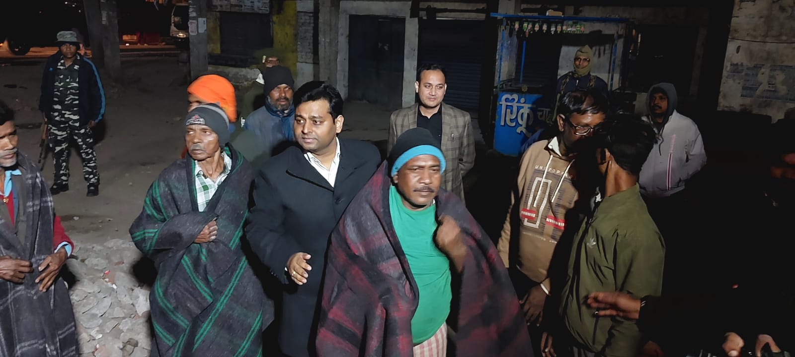 कंबल वितरित करते डीसी और एसपी कंबल वितरित करते डीसी और एसपी