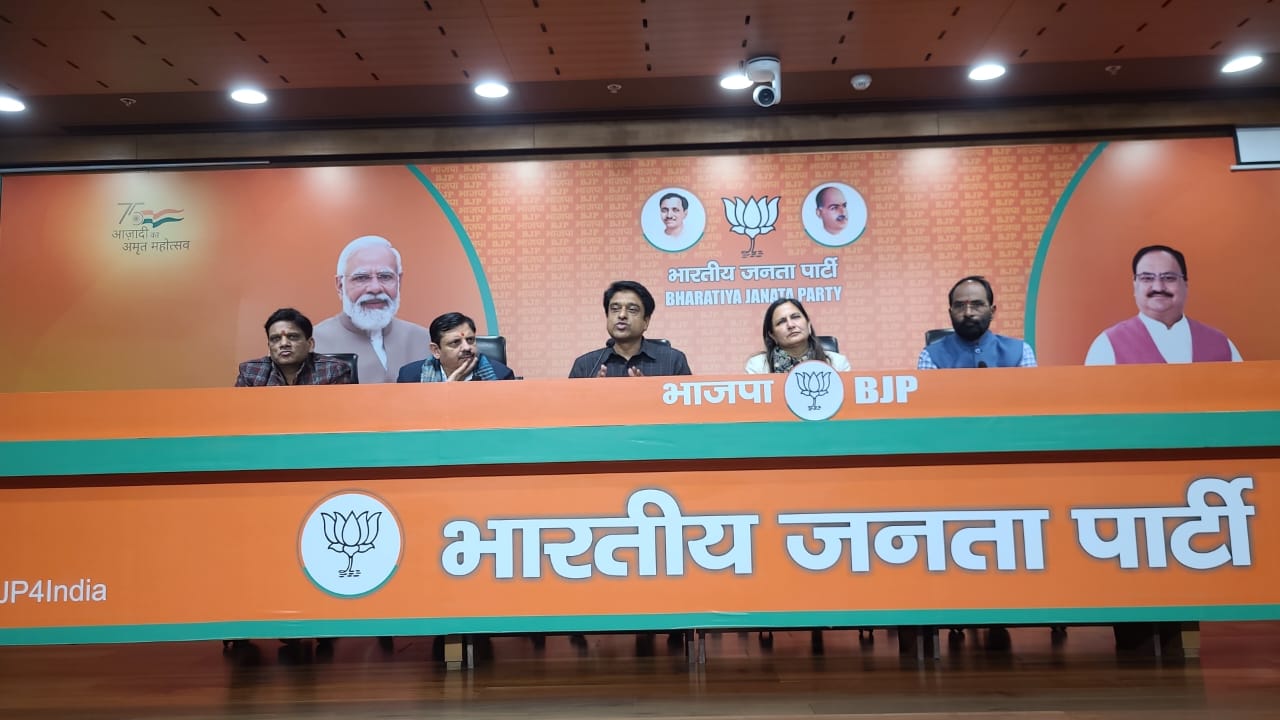 भाजपा मुख्यालय में आयोजित प्रेसवार्ता को संबोधित करते हुए सांसद कमलजीत सहरावत एवं अन्य भाजपा मुख्यालय में आयोजित प्रेसवार्ता को संबोधित करते हुए सांसद कमलजीत सहरावत एवं अन्य