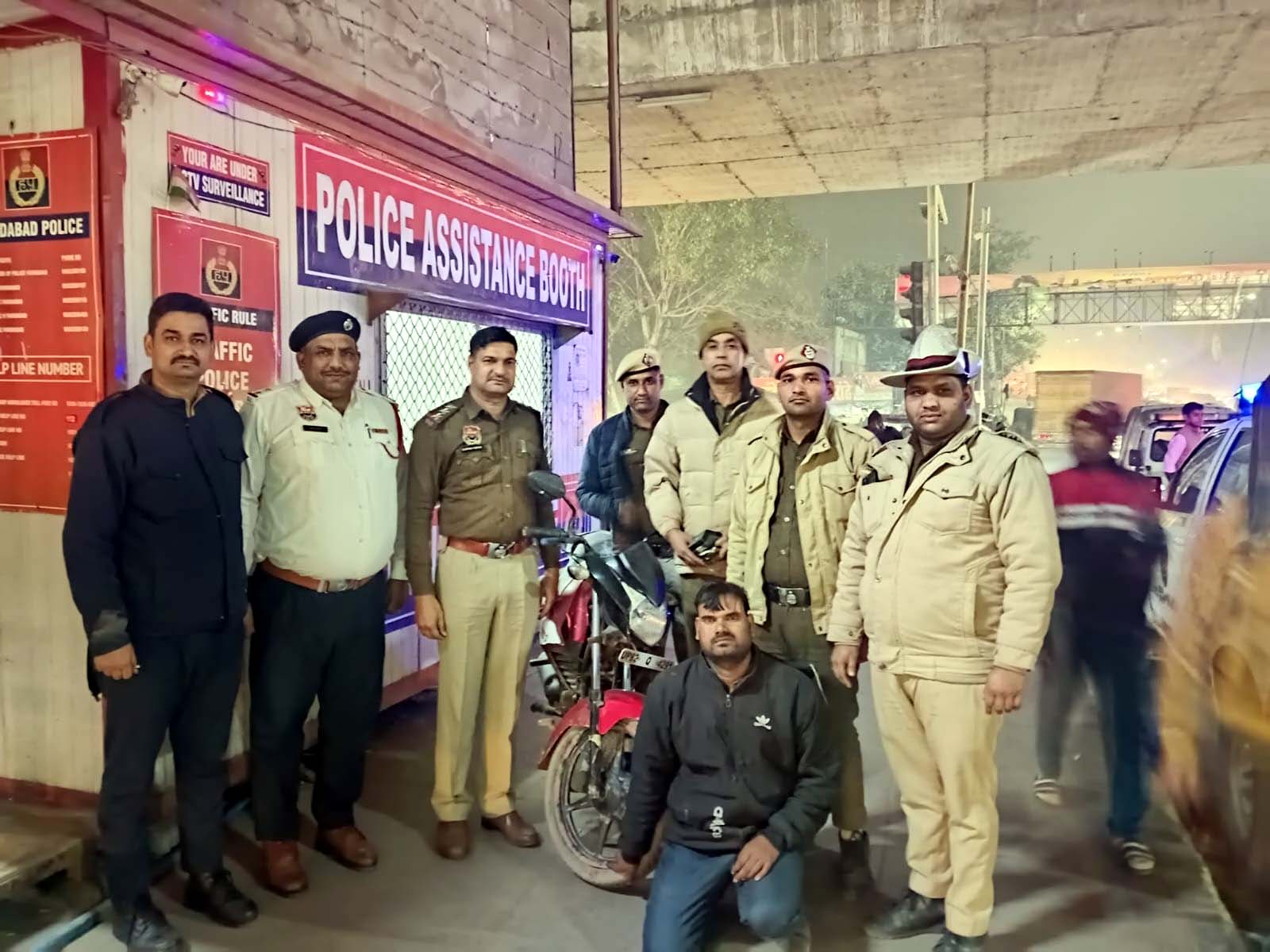 पुलिस द्वारा गिरफ्तार किया गया आरोपी पुलिस द्वारा गिरफ्तार किया गया आरोपी