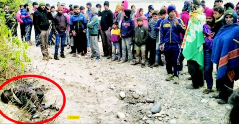 मृतक के शव के पास खड़ी भीड़ मृतक के शव के पास खड़ी भीड़