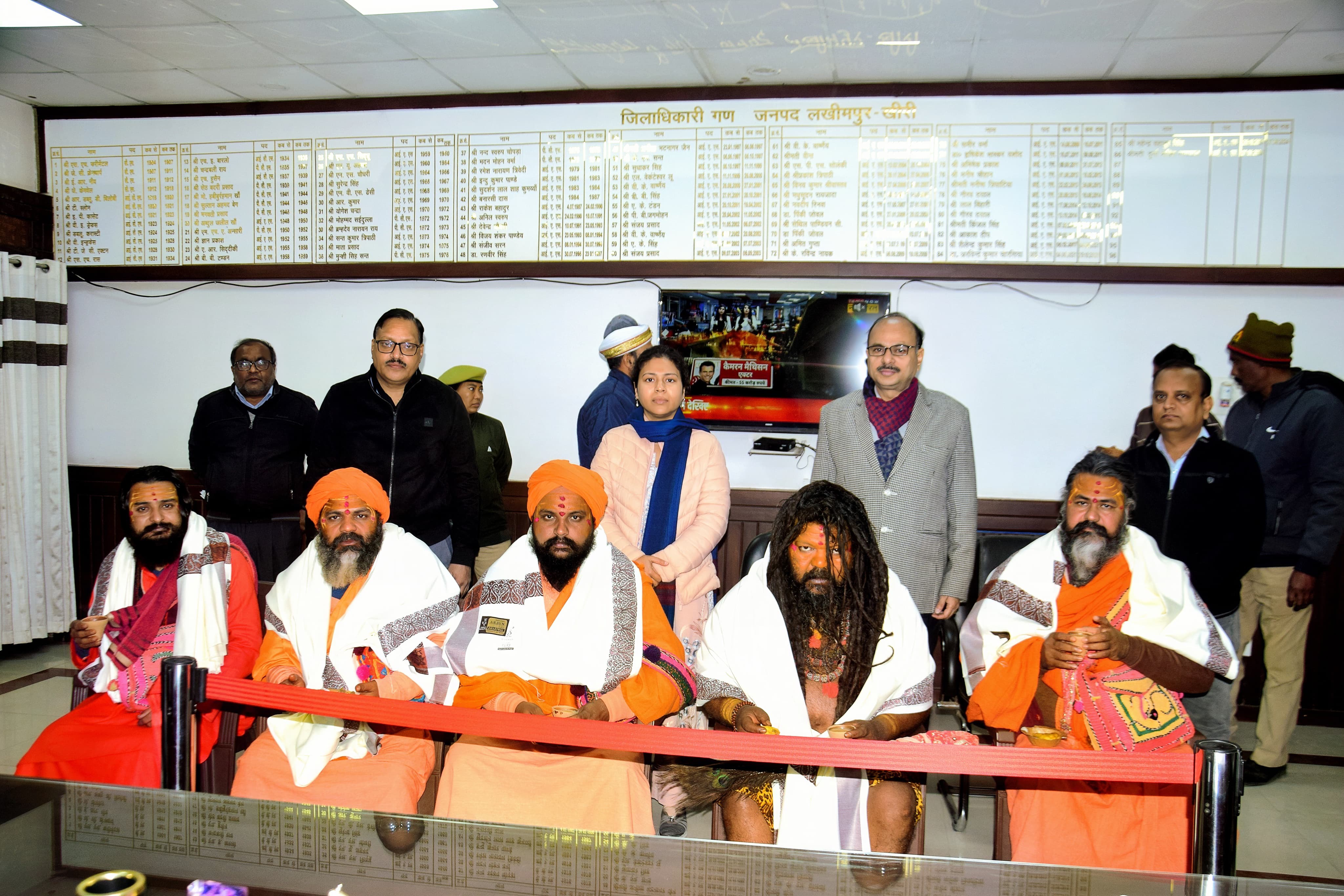 संतो के साथ उपस्थित डीएम व एडीएम संतो के साथ उपस्थित डीएम व एडीएम