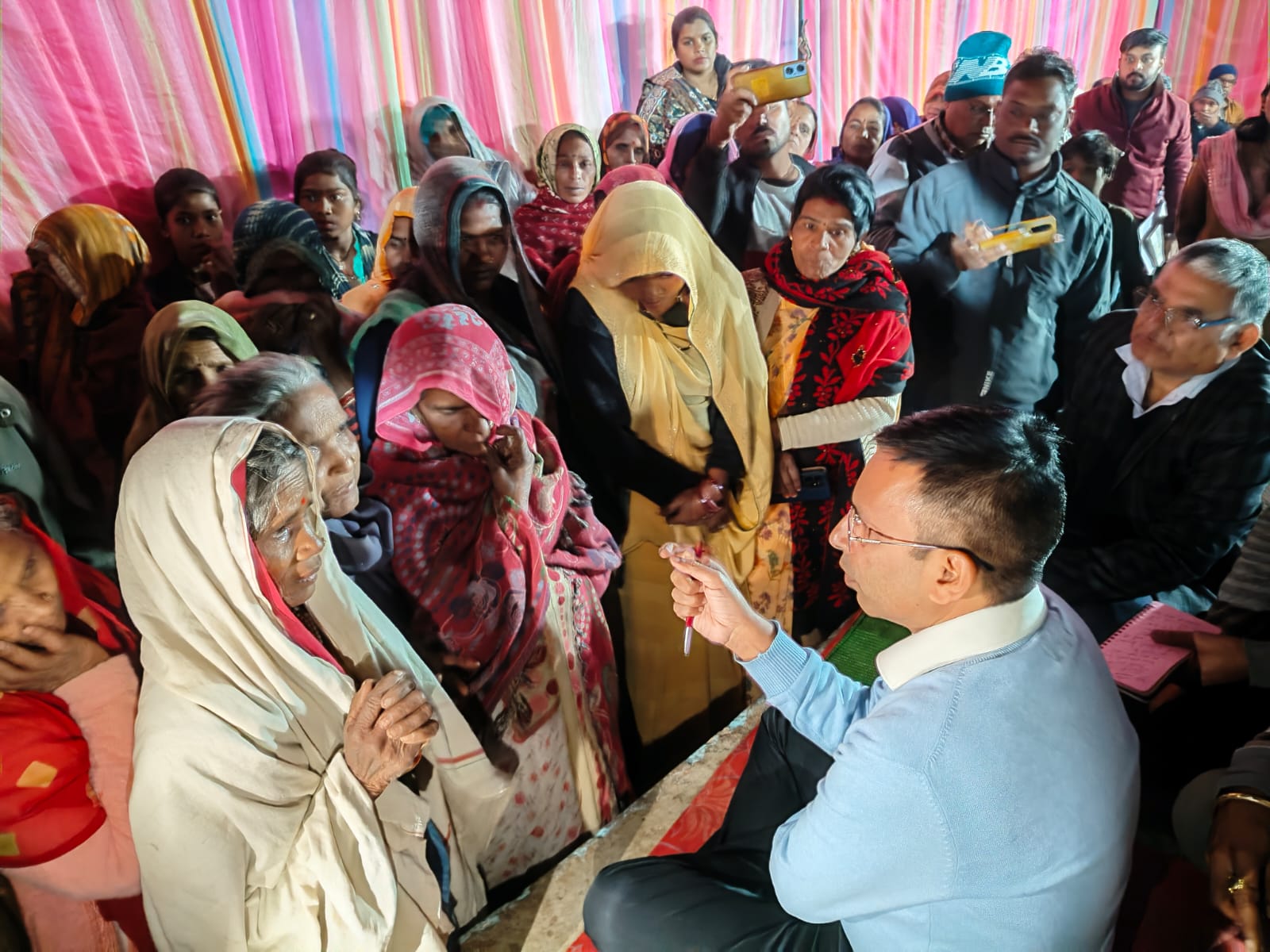 दमोह-कलेक्टर कोचर की रात्रि चौपाल पहुँचे ग्राम उमराहो दमोह-कलेक्टर कोचर की रात्रि चौपाल पहुँचे ग्राम उमराहो