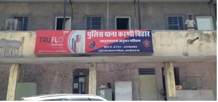 एक्सप्रेस हाईवे पर चलते ट्रेलर में लगी आग एक्सप्रेस हाईवे पर चलते ट्रेलर में लगी आग