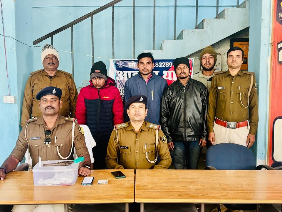 पुलिस गिरफ्त में ई रिक्शा चालक पुलिस गिरफ्त में ई रिक्शा चालक