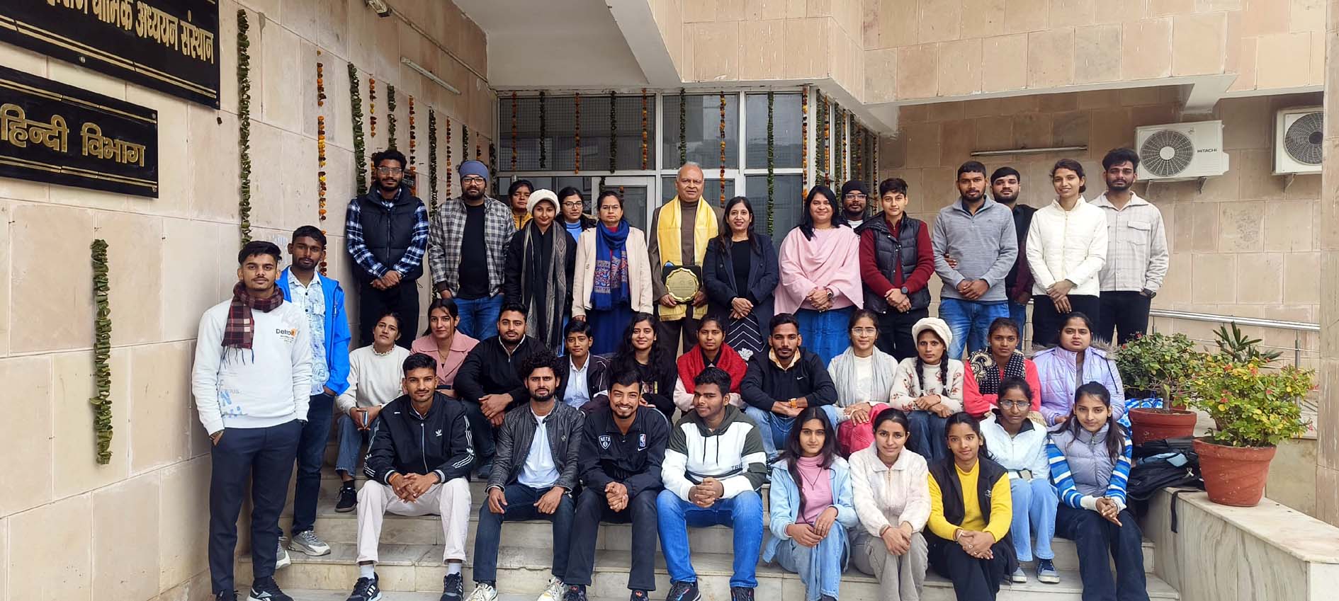 प्रतिभागियों के साथ मुख्य वक्ता जगदीप भार्गव एवं अन्य अतिथिगण। प्रतिभागियों के साथ मुख्य वक्ता जगदीप भार्गव एवं अन्य अतिथिगण।