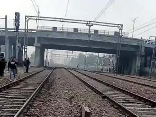 नीलम फ्लाईओवर रेलवे लाइन जहां युवक ने किया सुसाइड। नीलम फ्लाईओवर रेलवे लाइन जहां युवक ने किया सुसाइड।