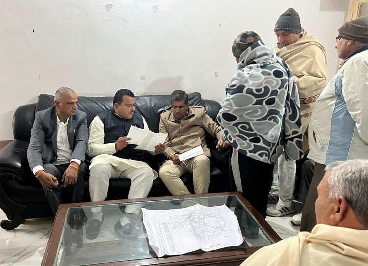 10 Snp-2 सोनीपत:भाजपा नेता प्रदीप सांगवान और सिंचाई विभाग के एसई दिनेश राठी लोगों की समस्याओं को सुनते हुए। 10 Snp-2 सोनीपत:भाजपा नेता प्रदीप सांगवान और सिंचाई विभाग के एसई दिनेश राठी लोगों की समस्याओं को सुनते हुए।
