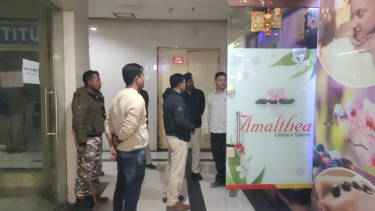 स्पा की आड़ में देह व्यापार, महिला सहित तीन हिरासत में स्पा की आड़ में देह व्यापार, महिला सहित तीन हिरासत में
