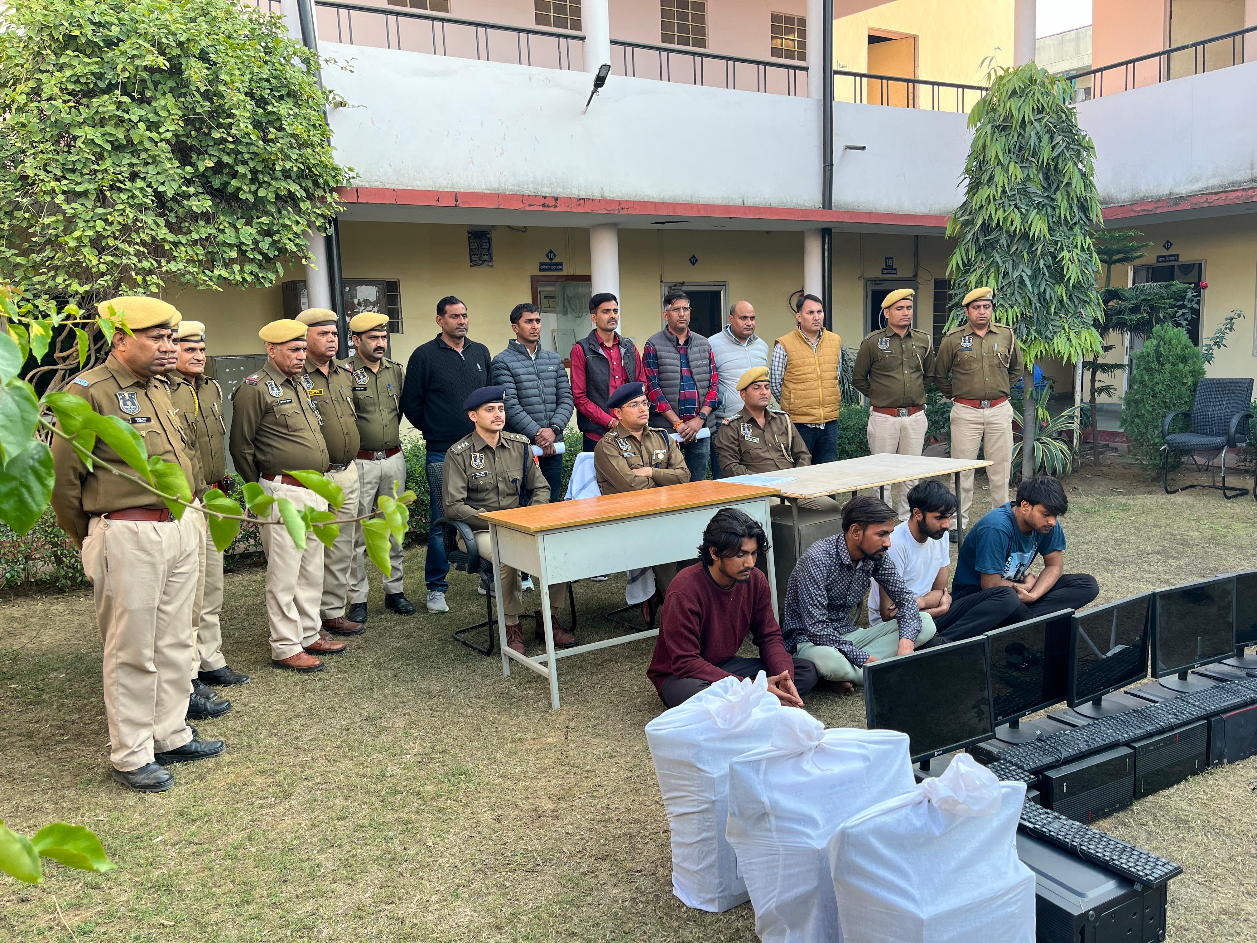 फर्जी-कॉल सेंटर के माध्यम से ठगी करने वाले चार ठगों को पकड़ा फर्जी-कॉल सेंटर के माध्यम से ठगी करने वाले चार ठगों को पकड़ा