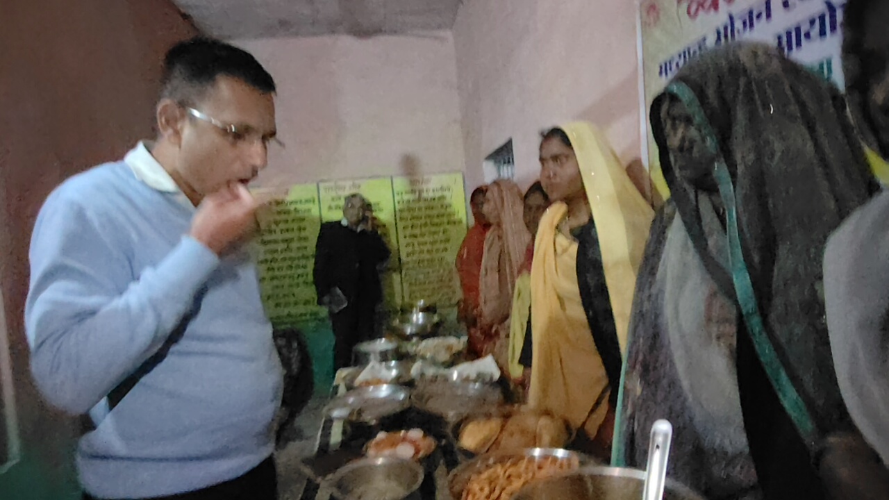 दमोह-कलेक्टर कोचर की रात्रि चौपाल पहुँचे ग्राम उमराहो दमोह-कलेक्टर कोचर की रात्रि चौपाल पहुँचे ग्राम उमराहो