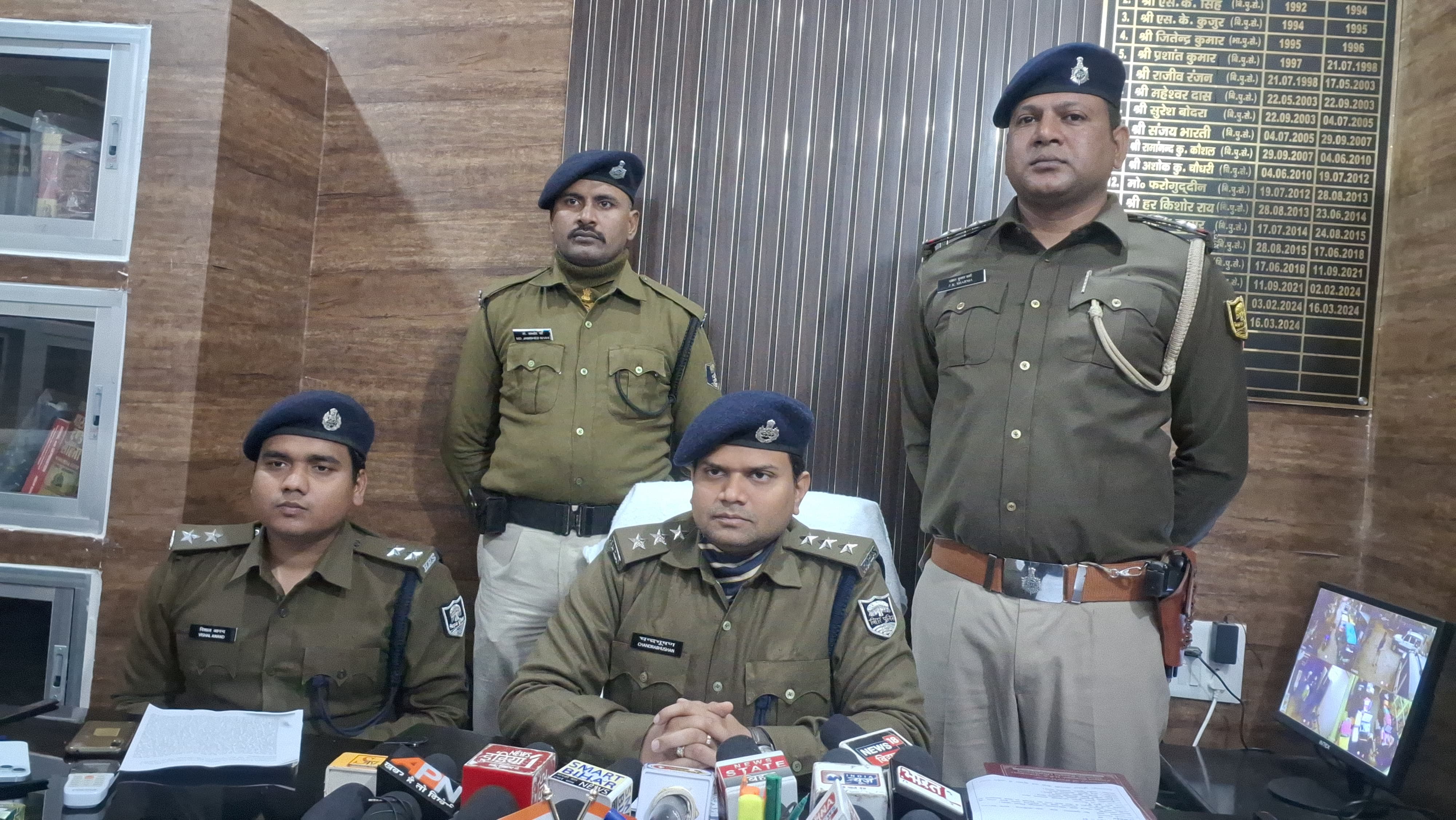 जानकारी देते डीएसपी जानकारी देते डीएसपी