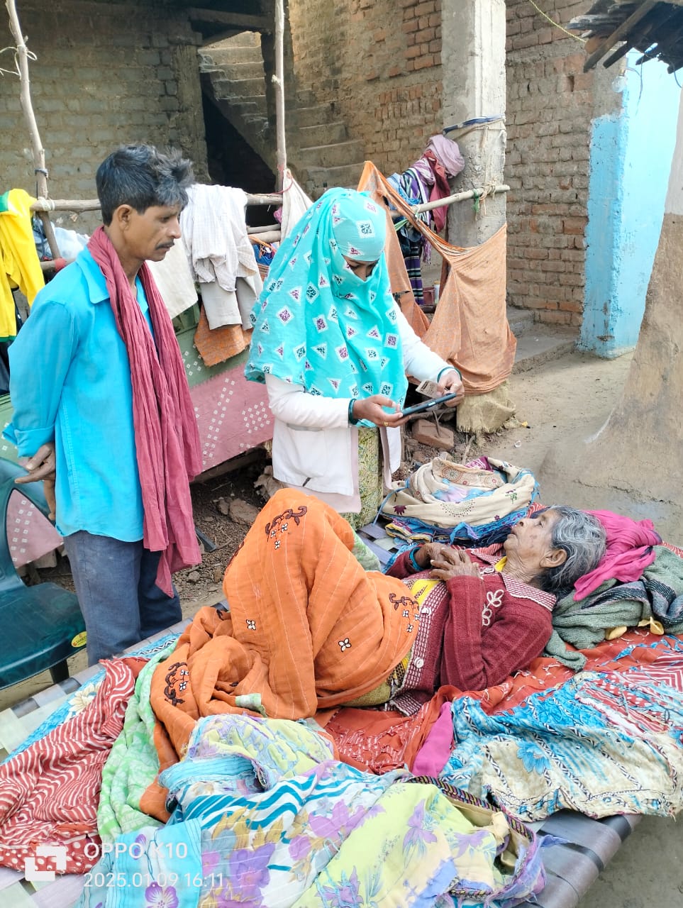 आयुष्मानवय कार्ड की जानकारी के तहत बुजुर्ग महिला की फोटो खींचती हुई स्वास्थ्य कार्यकर्ता। आयुष्मानवय कार्ड की जानकारी के तहत बुजुर्ग महिला की फोटो खींचती हुई स्वास्थ्य कार्यकर्ता।