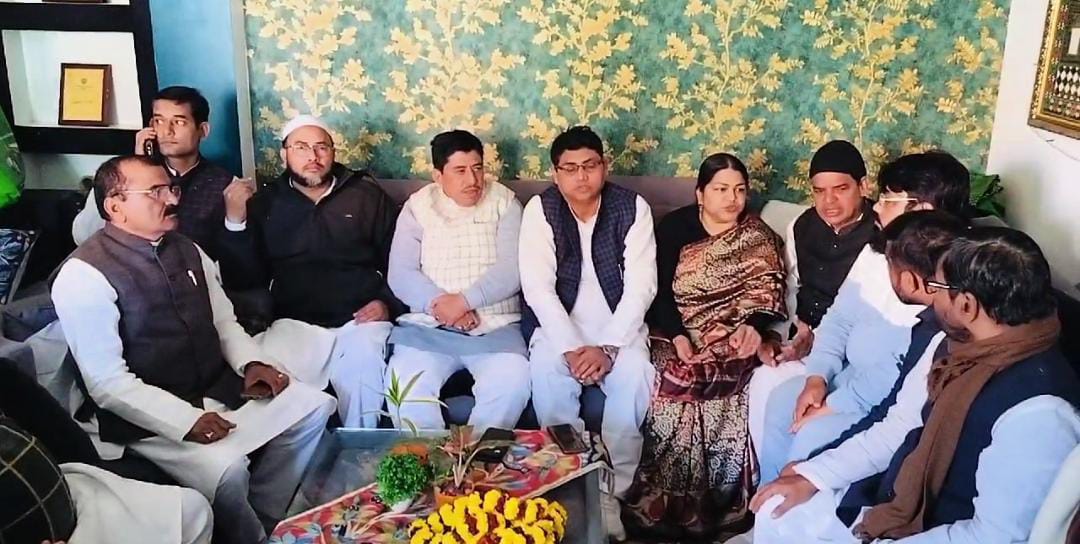 जानकारी देते अध्यक्ष जानकारी देते अध्यक्ष