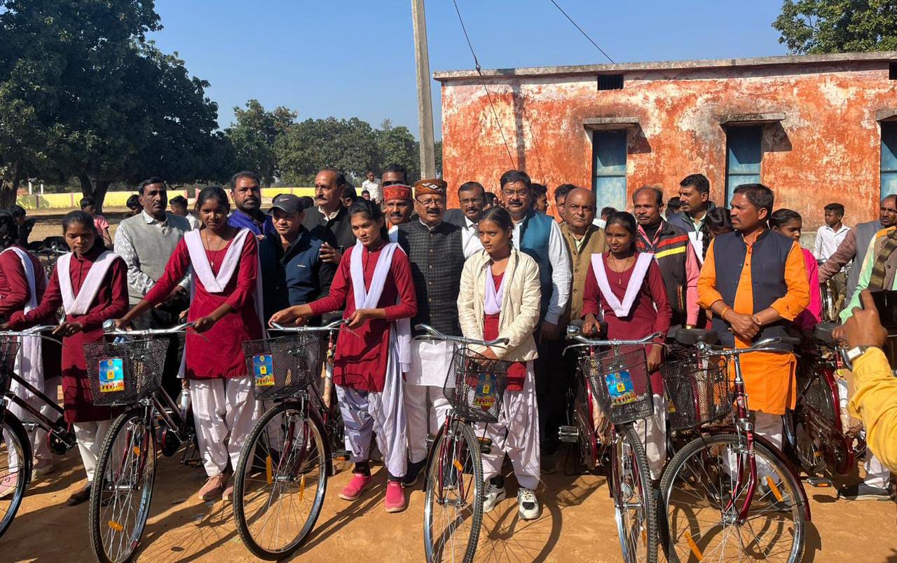 निःशुल्क किया साइकिल वितरण राज्य मंत्री दिलीप जायसवाल निःशुल्क किया साइकिल वितरण राज्य मंत्री दिलीप जायसवाल