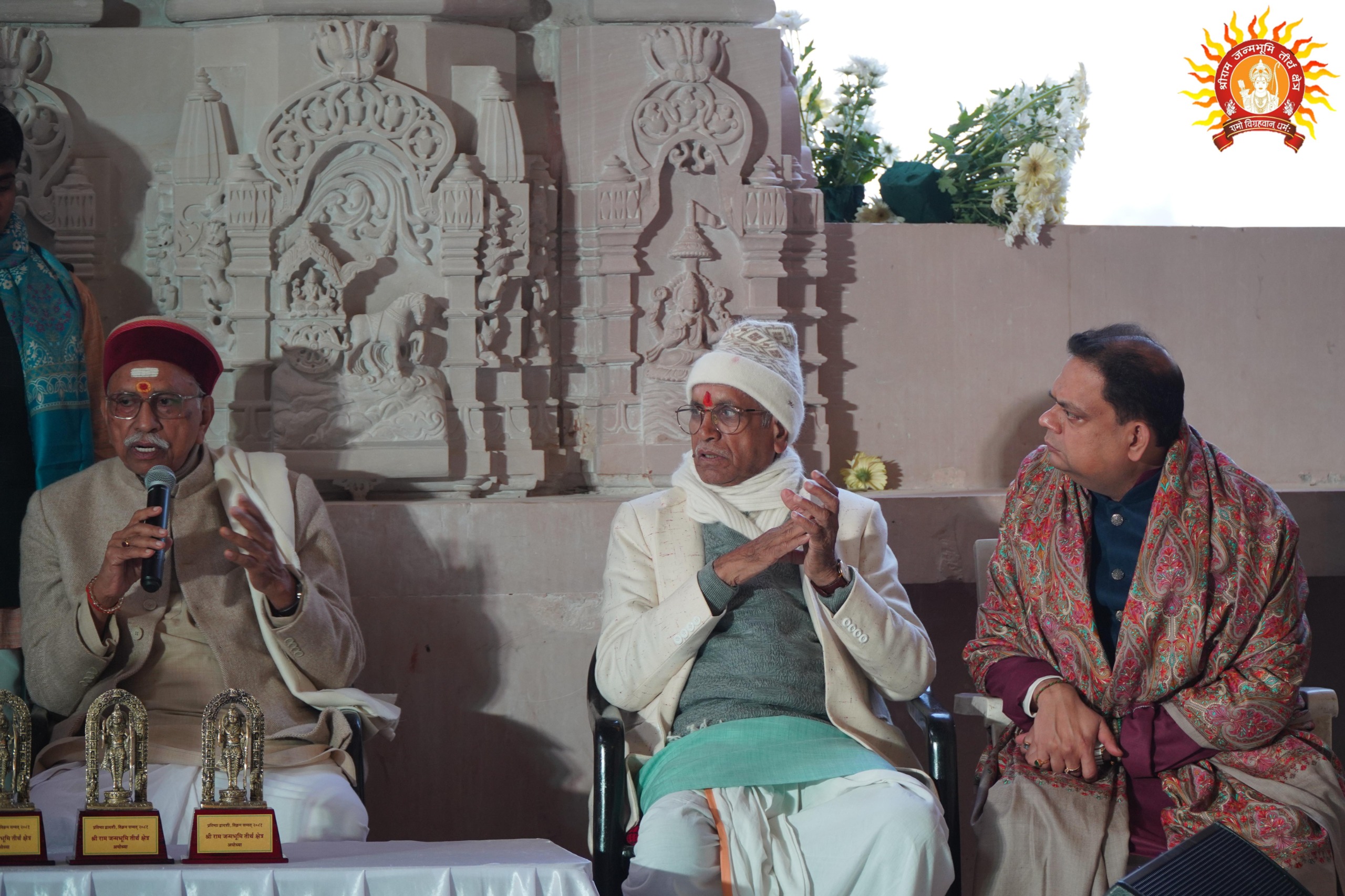 प्रतिष्ठा द्वादशी पर गर्भगृह के निकट मंडप में त्रिदिवसीय राग सेवा कार्यक्रम का हुआ शुभारंभ प्रतिष्ठा द्वादशी पर गर्भगृह के निकट मंडप में त्रिदिवसीय राग सेवा कार्यक्रम का हुआ शुभारंभ