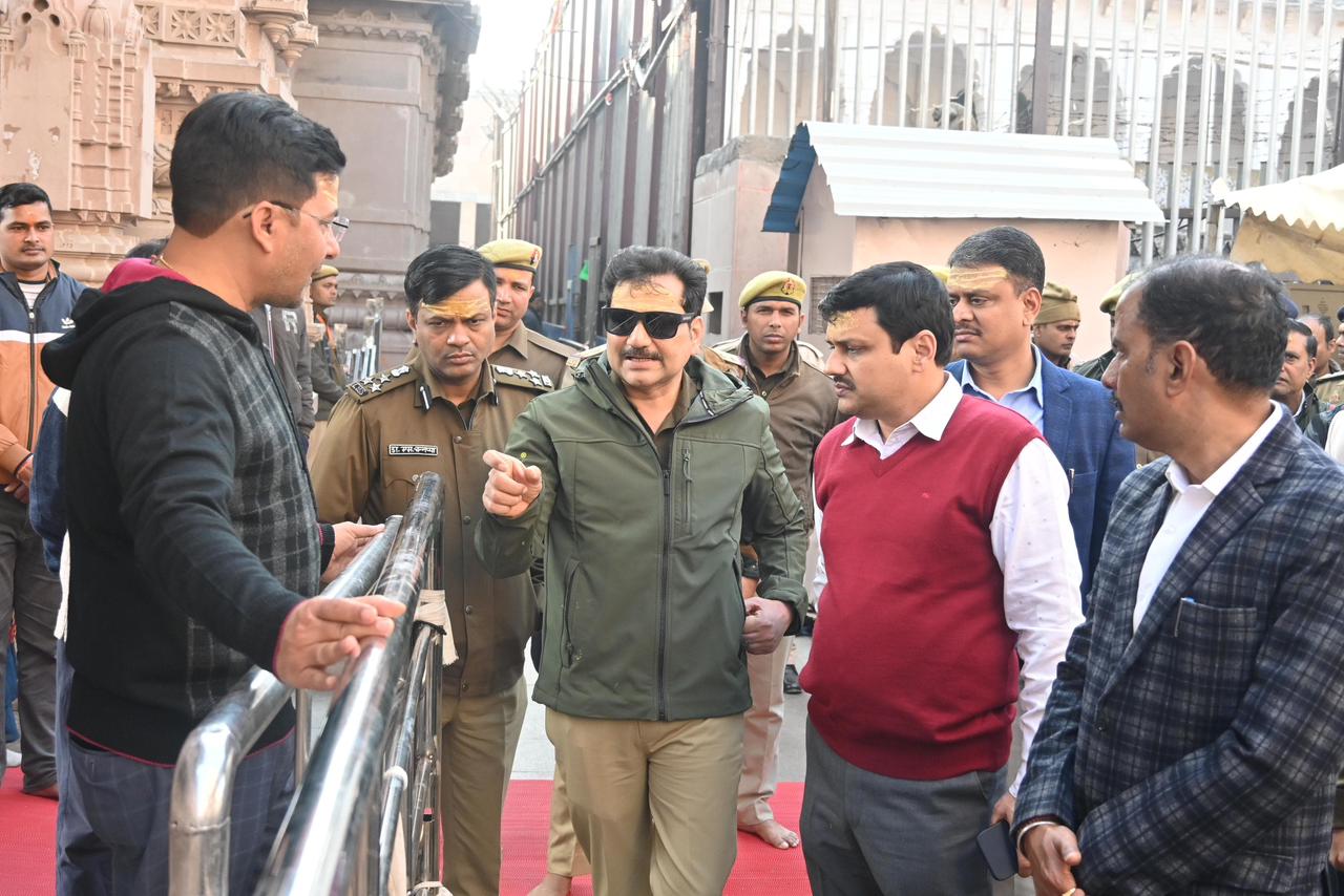 पुलिस कमिश्नर और मंडलायुक्त काशी विश्वनाथ मंदिर में: फोटो बच्चा गुप्ता पुलिस कमिश्नर और मंडलायुक्त काशी विश्वनाथ मंदिर में: फोटो बच्चा गुप्ता