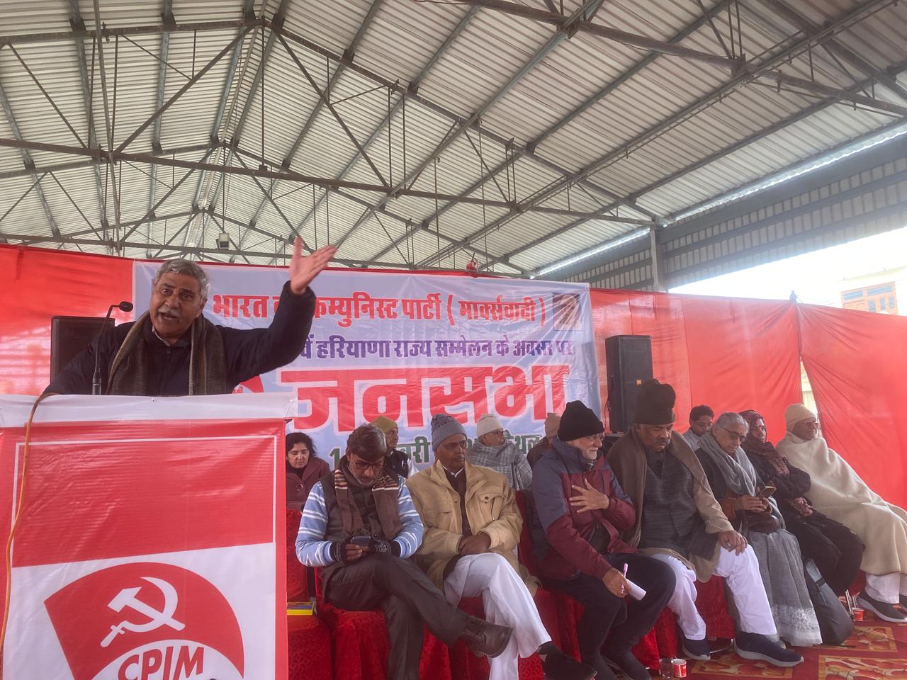 सुबह को संबोधित करते कम्युनिस्ट नेता सुबह को संबोधित करते कम्युनिस्ट नेता