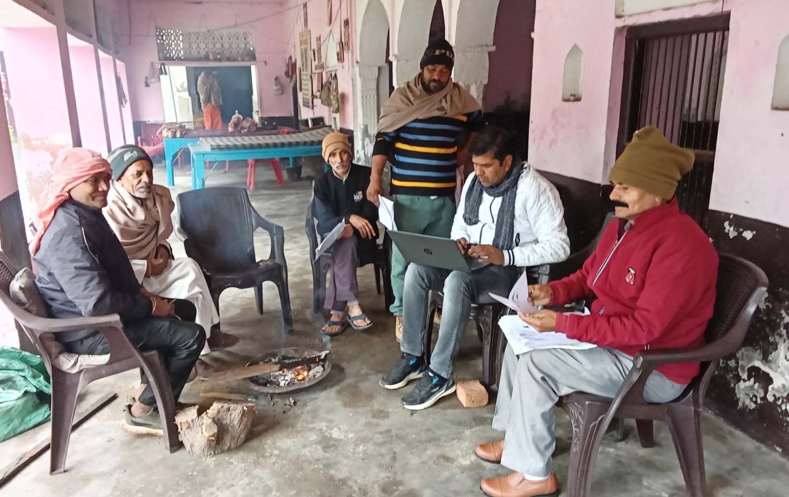 लाल डोरा/आबादी वाली प्रॉपर्टी का सेल्फ सर्टिफाइड करवाने की प्रक्रिया में जुटे कर्मचारी लाल डोरा/आबादी वाली प्रॉपर्टी का सेल्फ सर्टिफाइड करवाने की प्रक्रिया में जुटे कर्मचारी