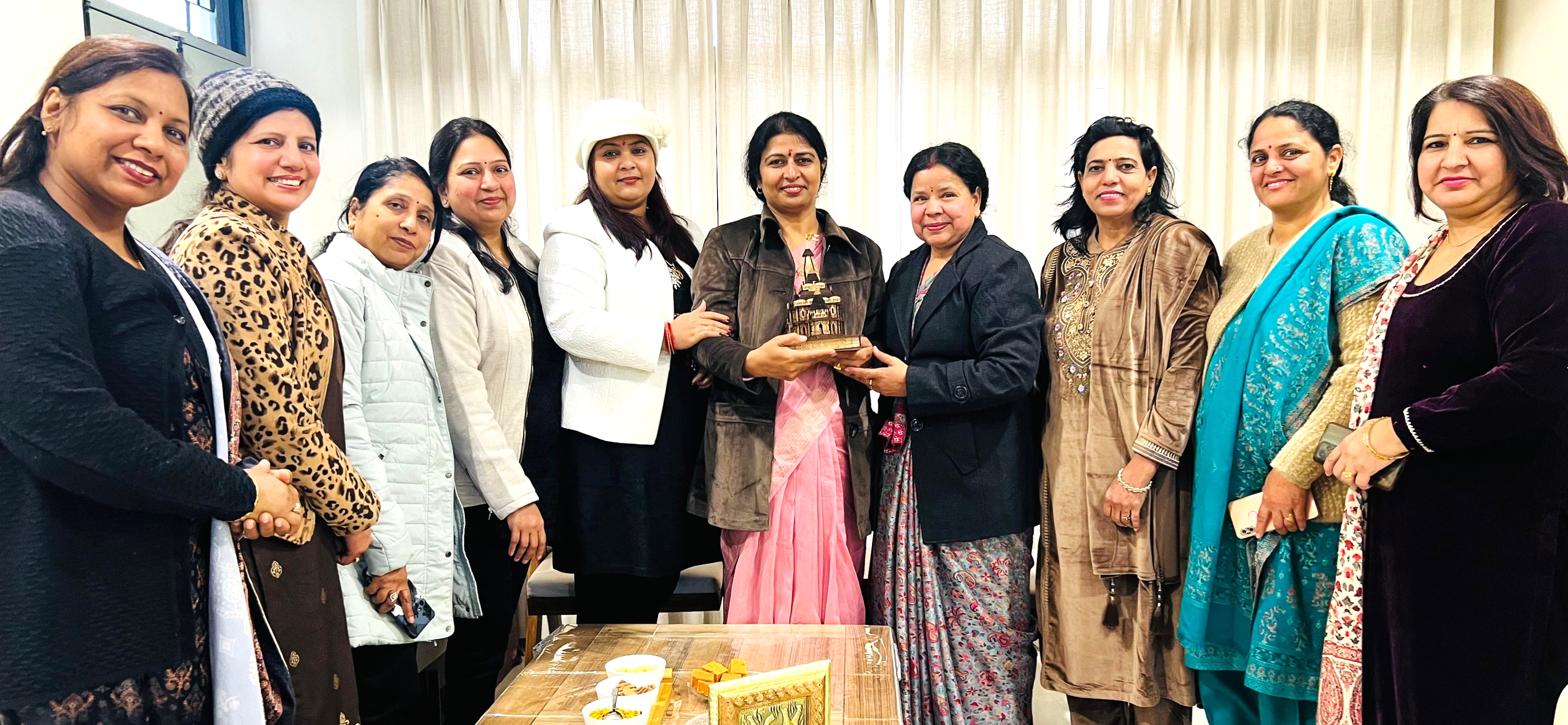 विश्व हिंदू परिषद हरियाणा के मातृशक्ति विभाग की संयोजक डॉक्टर इंदु राव को अयोध्या में बने भव्य श्रीराम मंदिर का प्रतिबिंब चिह्न भेंट कर सम्मान करती डॉ. अंजू अग्रवाल।