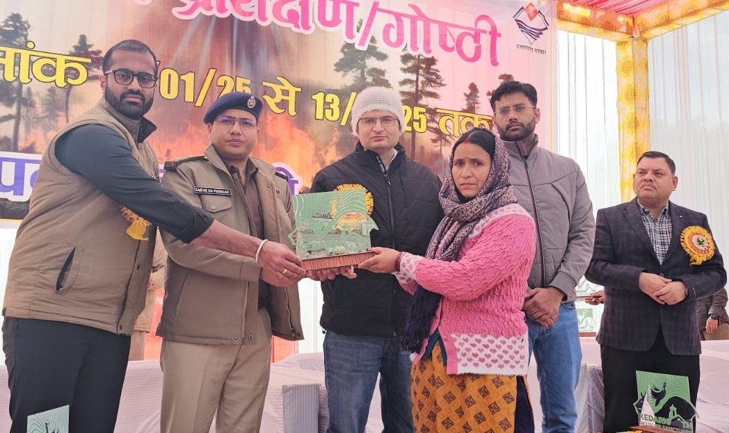 कर्णप्रयाग के सिवाई में रेल परियोजना की प्रगति के बारे में जानकारी लेते हुए सीएम। कर्णप्रयाग के सिवाई में रेल परियोजना की प्रगति के बारे में जानकारी लेते हुए सीएम।