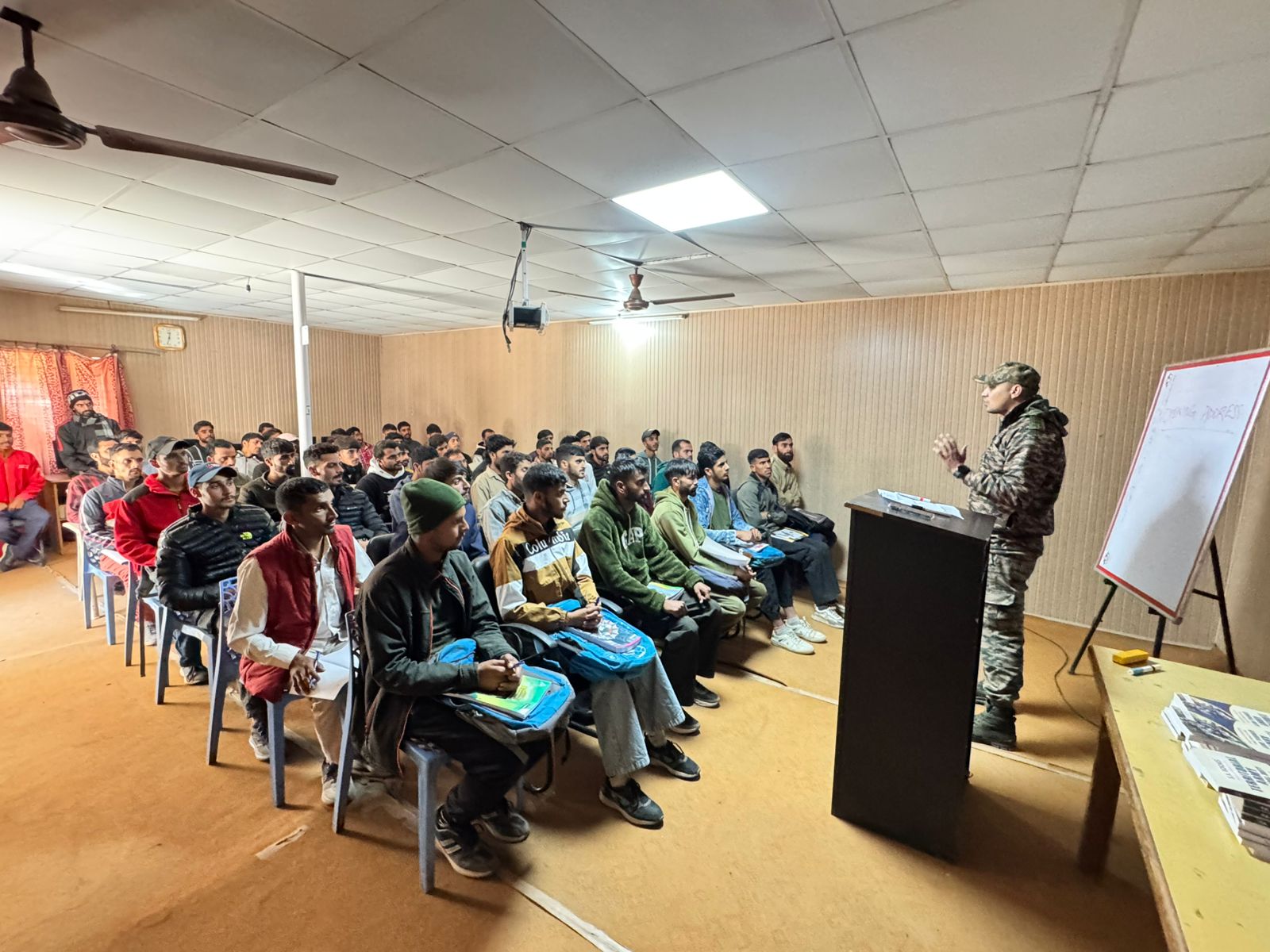 युवाओं को लिखित परीक्षा के लिए किया तैयार युवाओं को लिखित परीक्षा के लिए किया तैयार