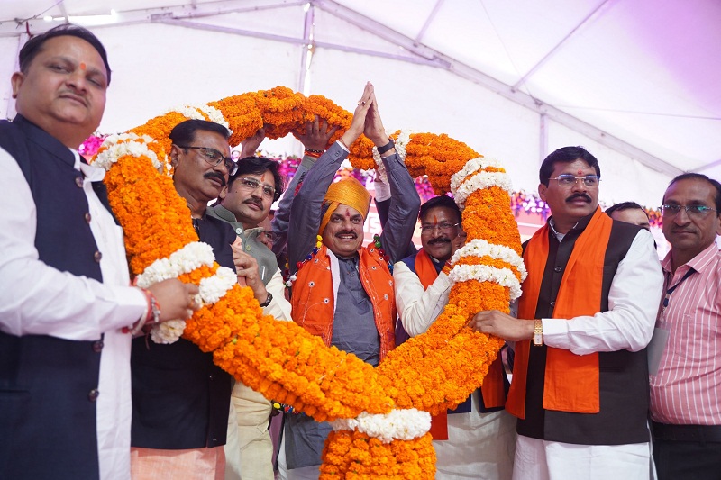 मुख्यमंत्री डॉ. मोहन यादव को बड़वानी जिले के सेंधवा में विकास कार्यों के भूमि-पूजन एवं लोकार्पण समारोह में हार्दिक अभिनंदन कर पारंपरिक तीर कमान भेंट किया मुख्यमंत्री डॉ. मोहन यादव को बड़वानी जिले के सेंधवा में विकास कार्यों के भूमि-पूजन एवं लोकार्पण समारोह में हार्दिक अभिनंदन कर पारंपरिक तीर कमान भेंट किया