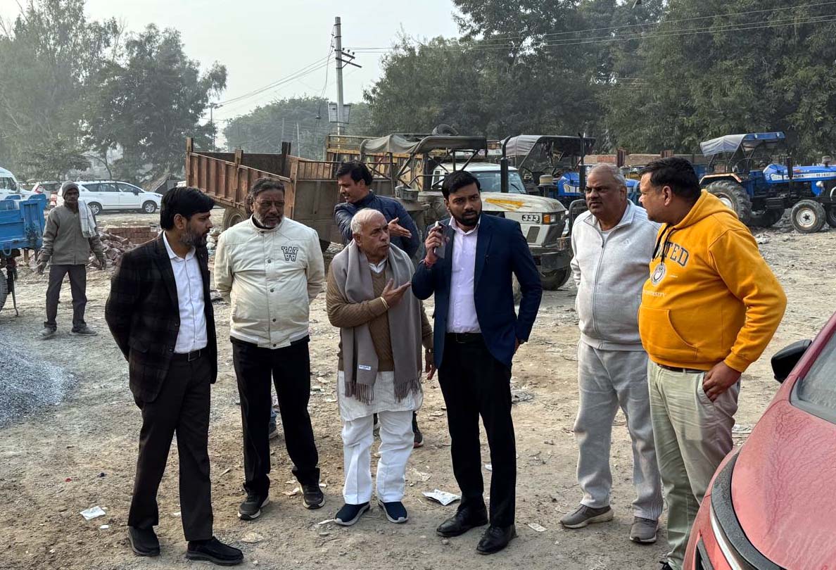 बल्लभगढ़ नगर निगम के ज्वाइंट कमिश्रर करण सिंह भदोरिया सफाई व्यवस्थाओं का निरीक्षण करते हुए