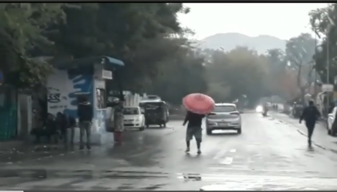 अजमेर में बारिश से गलन, अभिभावकों की बढ़ी मुश्किलें
