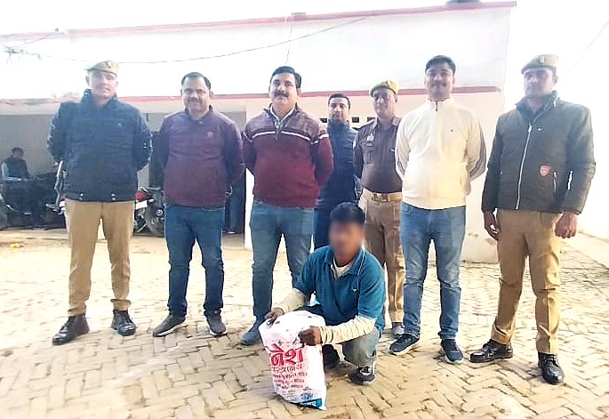 गिरफ्तार आरोपित के साथ पुलिस। गिरफ्तार आरोपित के साथ पुलिस।