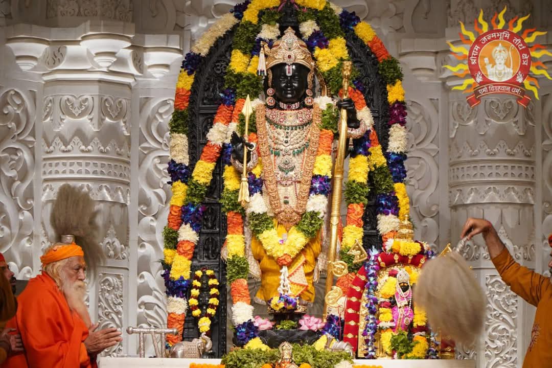 महाभिषेक के बाद रामलला को सोने-चांदी के तारों से कढ़ाई किए गए वस्त्र को धारण कराया गया। महाभिषेक के बाद रामलला को सोने-चांदी के तारों से कढ़ाई किए गए वस्त्र को धारण कराया गया।