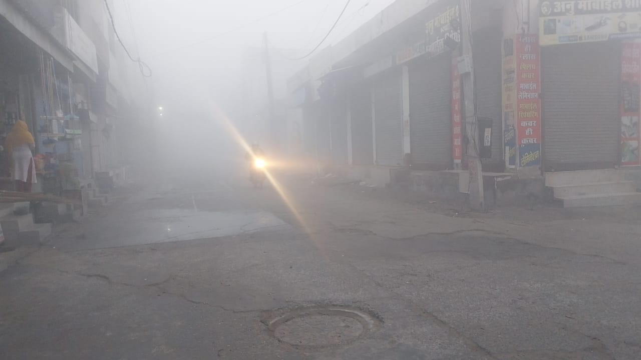 रोड पर घने कोहरे से गुजरता हुआ वाहन। रोड पर घने कोहरे से गुजरता हुआ वाहन।