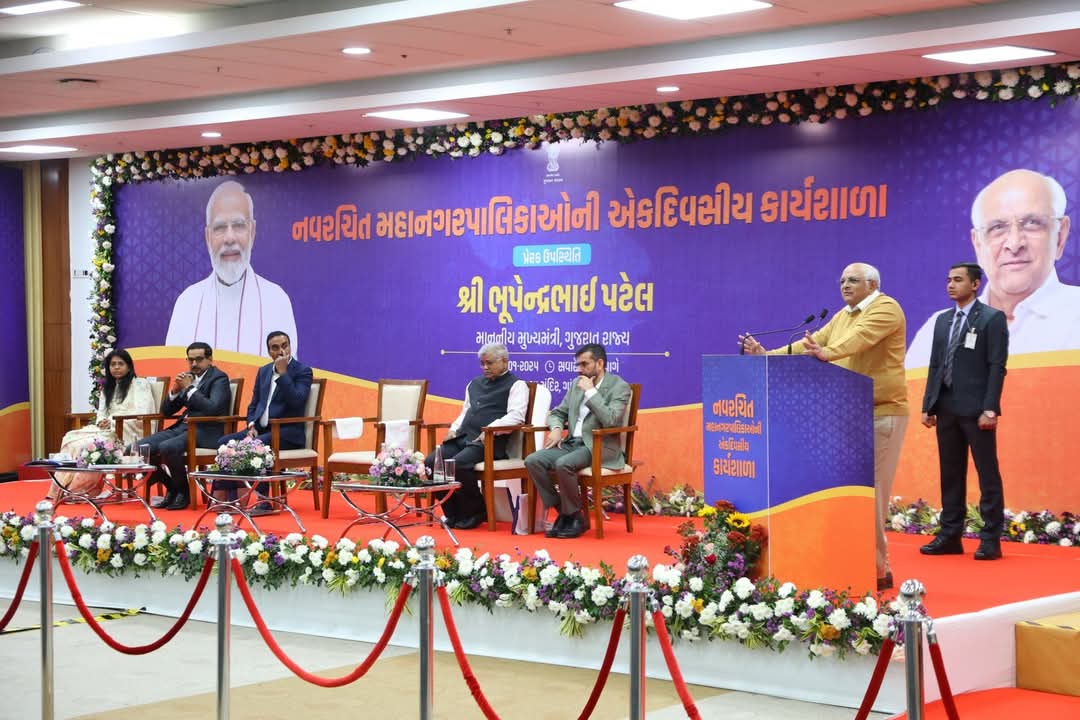 नवगठित 9 महानगर पालिकाओं के आयुक्तों, प्रशासकों तथा अन्य अधिकारियों की शनिवार को गांधीनगर में आयोजित एक दिवसीय कार्यशाला को संबोधित करते हुए। नवगठित 9 महानगर पालिकाओं के आयुक्तों, प्रशासकों तथा अन्य अधिकारियों की शनिवार को गांधीनगर में आयोजित एक दिवसीय कार्यशाला को संबोधित करते हुए।